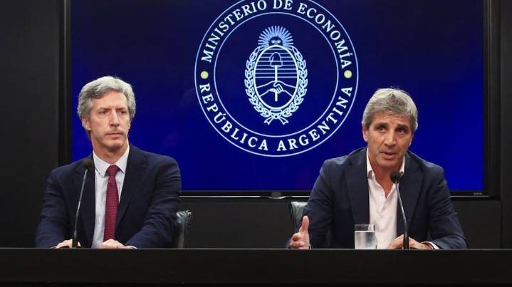 El Tesoro vende sus últimos dólares y las tasas de interés suben para cubrir el costo de una eventual devaluación