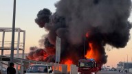 VIDEO | Aparatoso incendio en una antigua fábrica de plásticos en Don Benito
