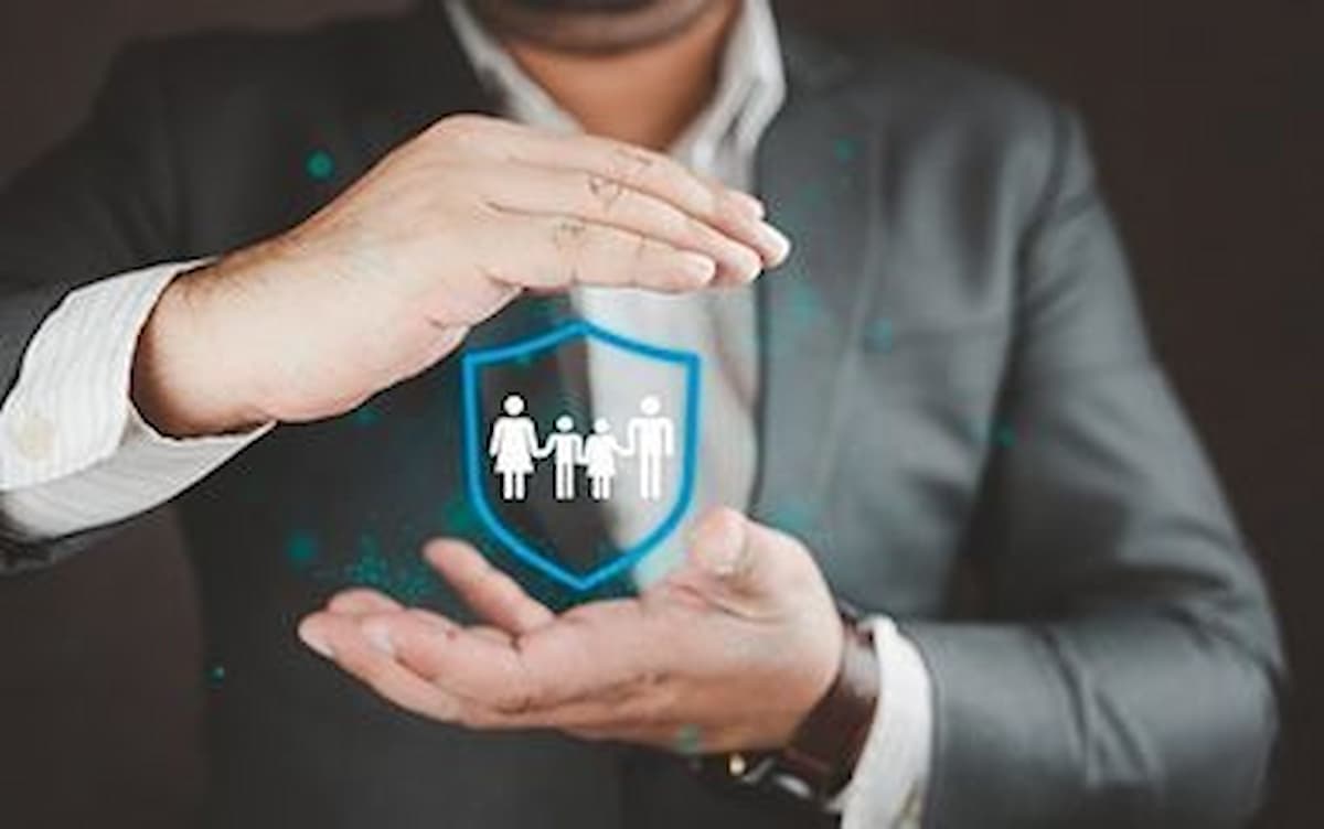 What are the types of endorsement scales in group health insurance?
