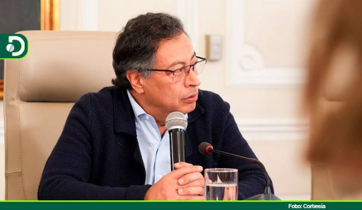 “Así se tapa la historia de la gobernanza paramilitar”: Petro cuestionó absolución de Uribe