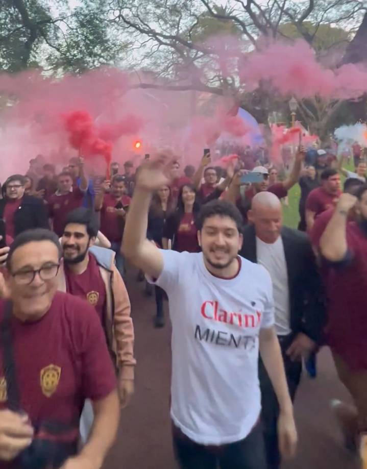 "Clarín miente". Los militantes libertarios, con el Gordo Dan a la cabeza, revivieron una batalla del kirchnerismo