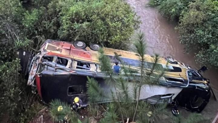 Accidente en Misiones: un micro cayó en un arroyo y dejó al menos dos muertos
