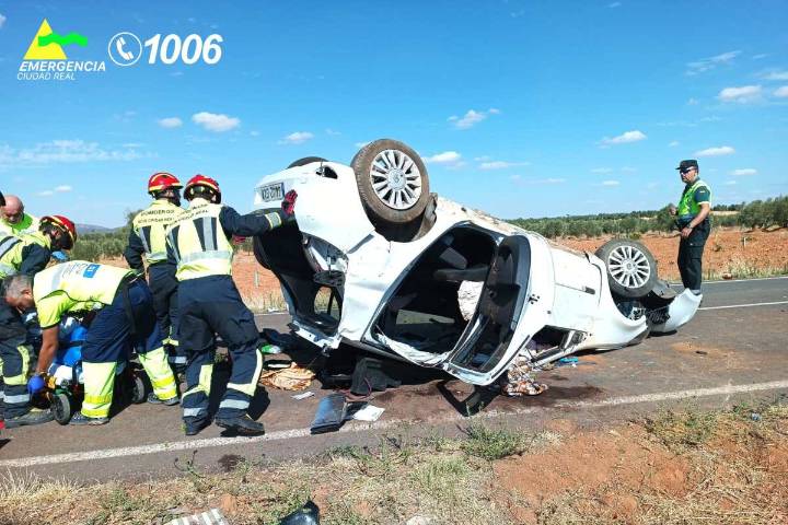 Los bomberos rescatan a un conductor atrapado en un vehículo en la carretera que une Valdepeñas y Cózar