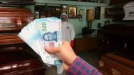 Este es el salario mensual de un embalsamador en México