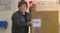 Milei votó y saludó a sus simpatizantes sin realizar declaraciones a la prensa