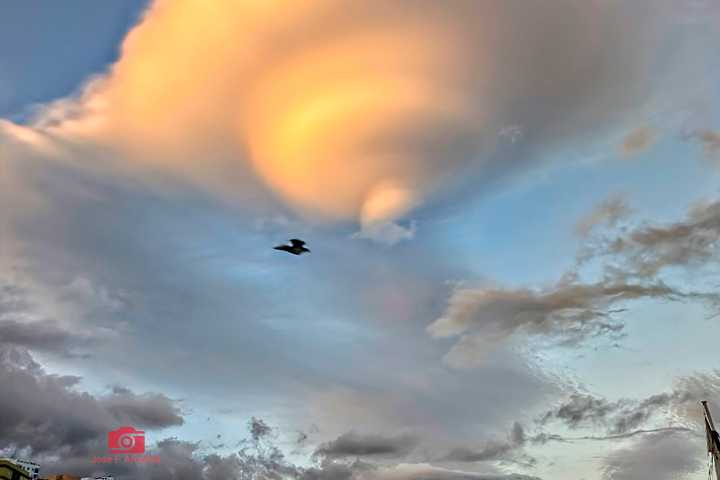 Un inusual fenómeno deja un “atardecer de postal” en el cielo de Canarias