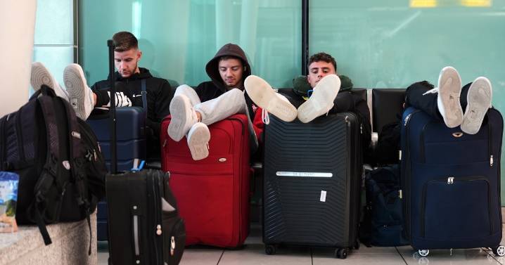 Airport delays hit second day amid government shutdown