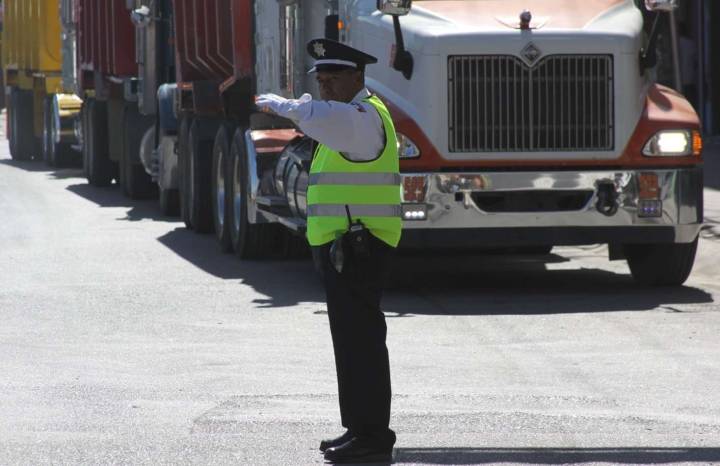 Desvía Seguridad Vial tráfico en Manuel J. Clouthier por reparación de hundimiento