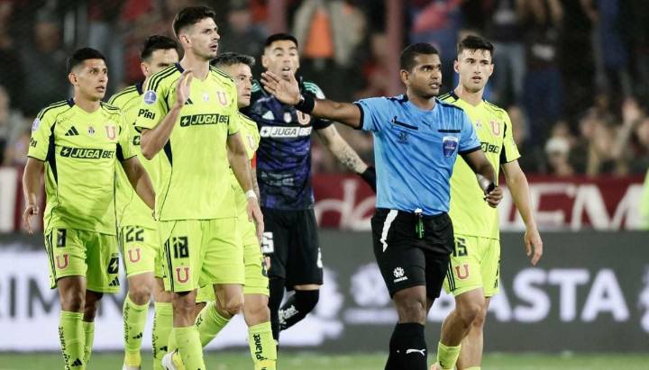 "Era roja y mano": Pablo Pozo destroza a Alexis Herrera por arbitraje en eliminación de Universidad de Chile