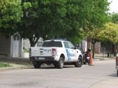 Accidente: una moto chocó un auto estacionado