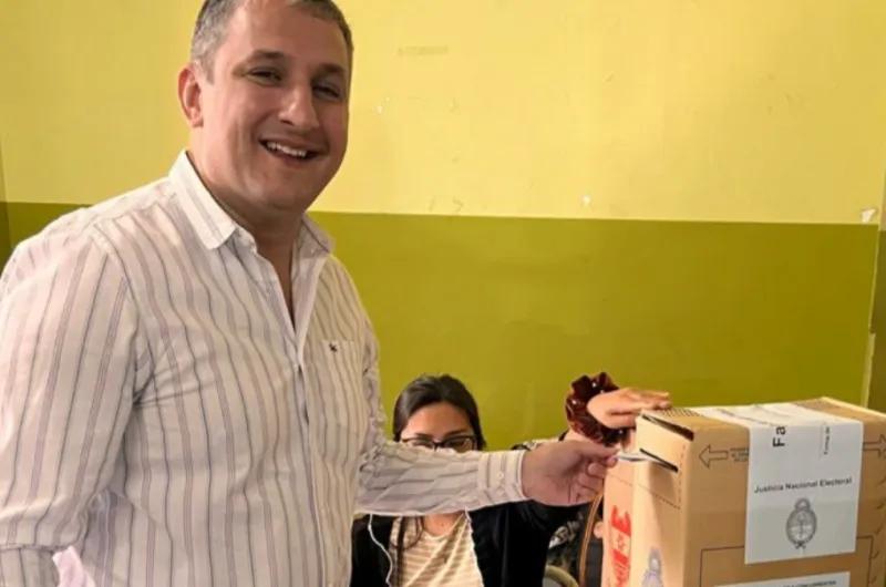 "La democracia se fortalece con más democracia", dijo Padula tras emitir su voto