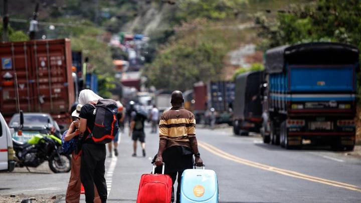 Bloqueo de comunidades en la vía de Cali a Buenaventura, en el Valle, se suma a la parálisis en la carretera Panamericana, en el sur del Cauca