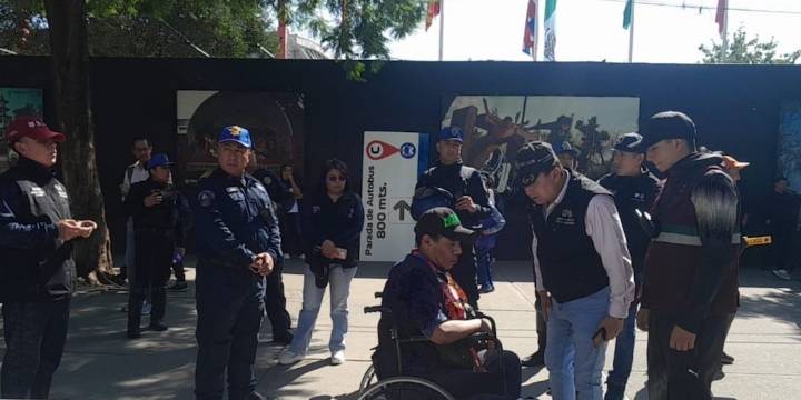 Gran Premio de México: así retiraron a un vendedor ambulante en silla de ruedas al exterior del Metro CDMX