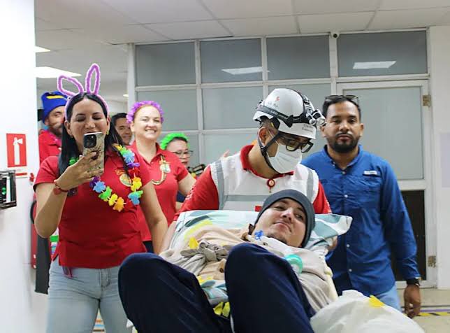Milagro en Ecuador: Venezolano recibió el alta médica tras estar 1.245 días hospitalizado, le dieron una puñalada durante un asalto