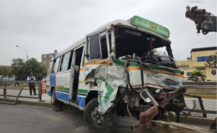 Bus sufre accidente e impacta contra cerco del Metropolitano en Comas: usuarios reportan demoras en estaciones