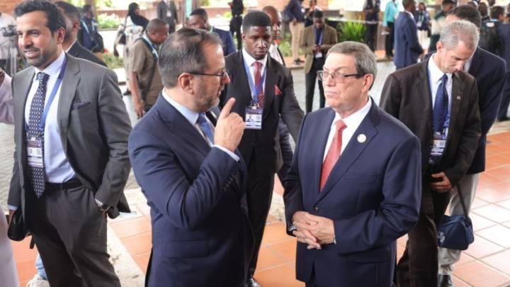Venezuela y Cuba reafirman hermandad y apoyo mutuo en Cumbre MNOAL en Uganda