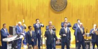 Diputados de Morena abandonan sesión para bailar y tocar a ritmo de la Sonora Santanera