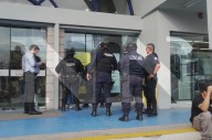 LA TORCIERON CON TENIS CONVER SIN PAGAR