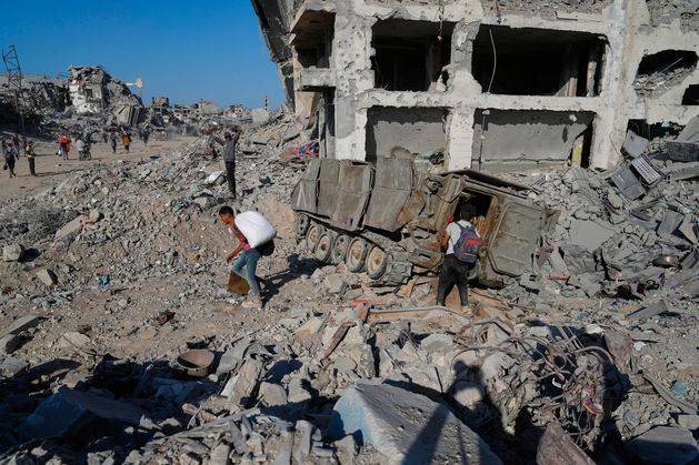 Displaced Gazans begin trek back to ruined homes as Israeli troops pull back under ceasefire deal
