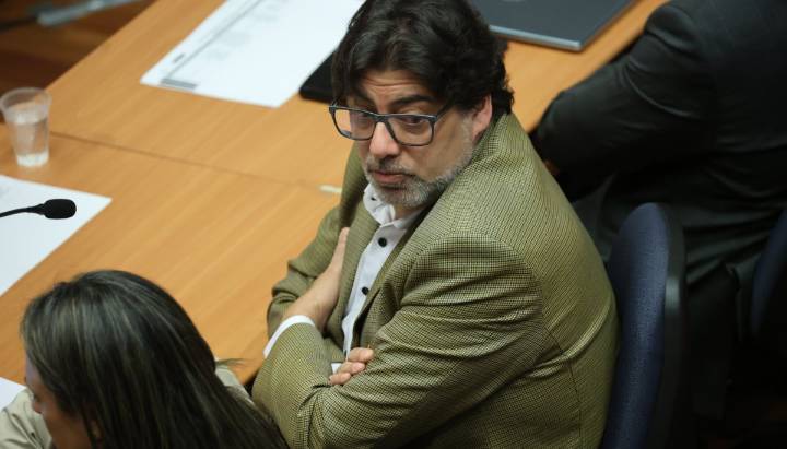 Daniel Jadue llega en silencio al tribunal para preparación de juicio oral por el caso Farmacias Populares