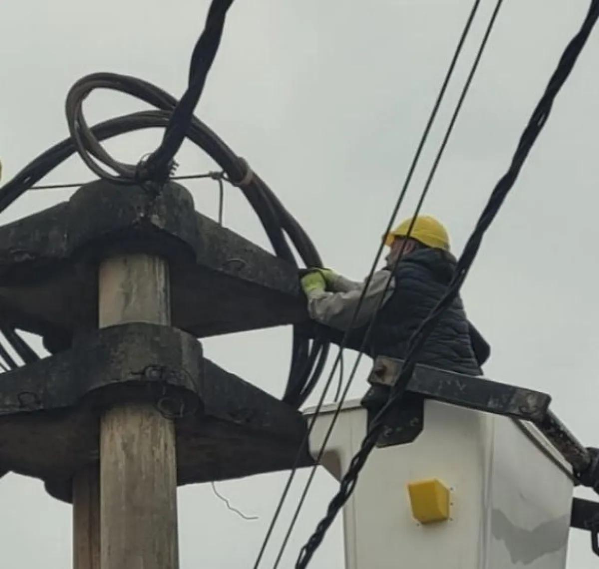 Sigue grave el operario de Energía de Misiones tras descarga eléctrica en Candelaria