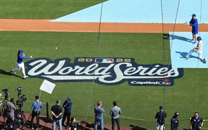 PHOTOS: Dodgers vs. Blue Jays in World Series Game 3