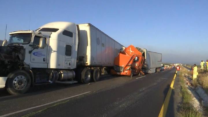 Lamentable. Muere trailero mientras realizaba reparaciones a su unidad en la autopista Torreón
