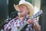 Country music legend cancels show after being rushed to the hospital