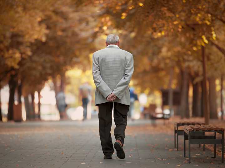 Qué significa caminar con las manos atrás de la espalda, según la psicología