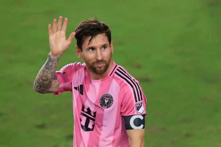 Deadspin | Inter Miami star Lionel Messi signs extension through 2028