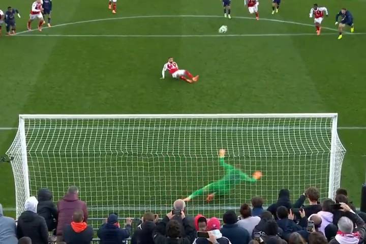 Lo festejó PSG. VAR eterno: discusiones entre árbitros, una demora de siete minutos y un penal con dos pies que terminó en absurdo