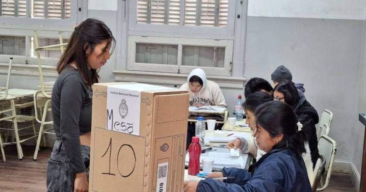 Hasta el mediodía votó el 30% del padrón
