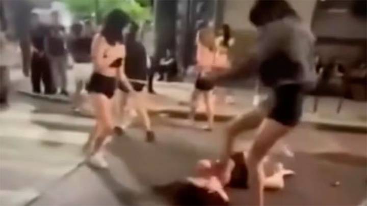 Video: brutal pelea en La Plata, una joven recibió varias patadas en la cabeza