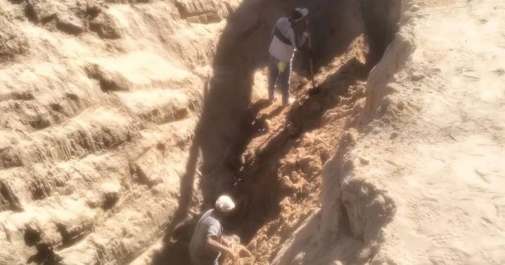 Dos trabajadores quedan atrapados durante obra de drenaje, muere uno