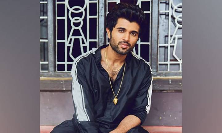 Vijay Deverakonda meets with an accident, escapes unhurt