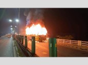 Breaking: Fire erupts in moving bus, panic among passengers [ FULL VIEW ]