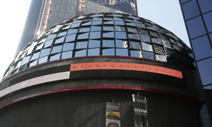 Bolsa mexicana cae un 0,73 % y baja a 62.889,86 unidades en jornada mundial de pérdidas