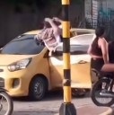 Mototaxista “amanecido” causa choque y termina golpeando a conductor de taxi