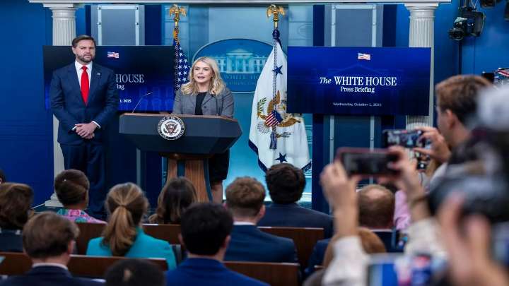 La Casa Blanca dice que habrá despidos "inminentes" por el cierre de Gobierno 1 de octubre de 2025 | Internacional Algo más de 1,5 millones de funcionarios, incluyendo fuerzas de seguridad o controlad