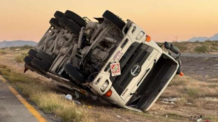 Vuelca pipa y derrama gasolina; cierre parcialmente carretera a Juárez
