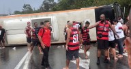 VIDEO. AL menos 16 heridos tras el vuelco de un micro con hinchas de Flamengo que viajaban a Buenos Aires