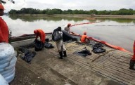 Recuperan 1.6 millones de litros de crudo derramados en río