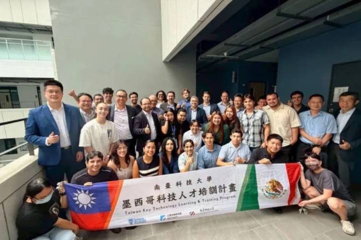 Jóvenes chihuahuenses fortalecen su formación tecnológica en Taiwán