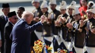 Como una estrella del rock: el baile de Trump a su llegada a Malasia nada más bajarse del Air Force One