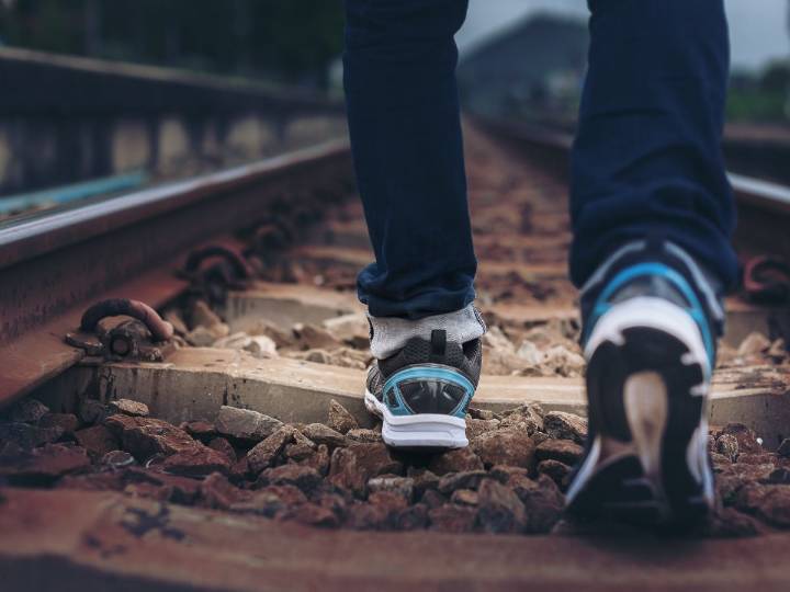 ¿Es mejor hacer una caminata larga que varias cortas al día? Esto dice la ciencia