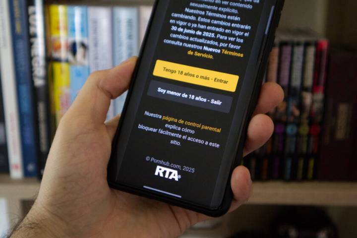 Reino Unido puso una verificación de edad para acceder a PornHub. Acto seguido, su tráfico se desplomó un 77%