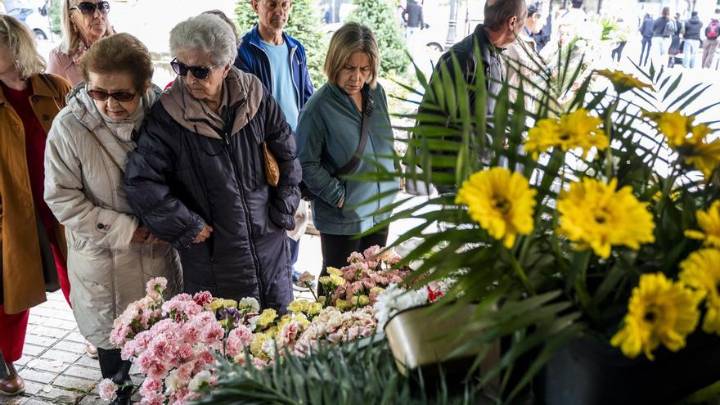 FOTOGALERÍA | Los jóvenes se suman a la tradición de las flores para Todos los Santos