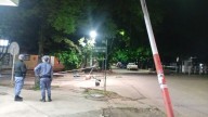 Atraparon a un camionero que derribó postes de luz y escapó