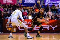 “Sacar adelante este partido jugando mal es mérito de los chicos”: Colegio Los Leones sigue como puntero invicto de la Liga Nacional de Básquetbol