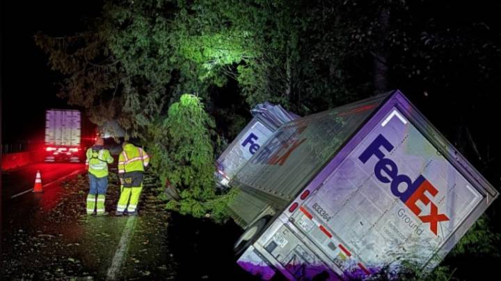 1 injured in semi crash on State Route 18 near Snoqualmie